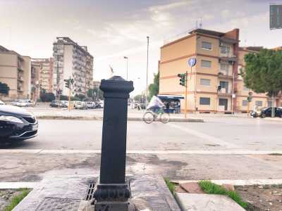 Salutiamo i due venditori e proseguiamo su via Omodeo, fino a incrociare sulla destra prima una delle poche storiche cape de fiirre (fontane di ferro) presenti ancora in citt�...